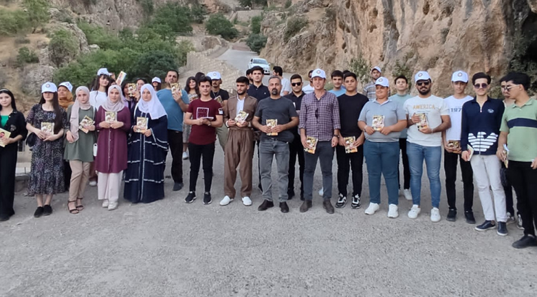 زیاد کەریم لە مەزارگەی رەبەن بۆیا نامیلکە شیعرییەکەی بڵاوکردەوە